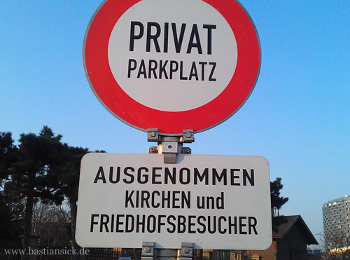 Privatparkplatz ausgenommen Kirchen und Friedhofsbesucher (Wien) © Peter Heeger 23.01.2014_bearbeitet WZ_CMMz58K8_f.jpg